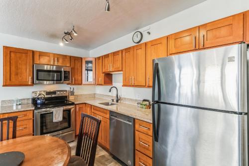Deluxe Ocean View Condo on 31st Floor - Free Parking & Wifi! condo_3