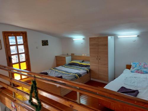 2 bedden in een kamer met een balkon bij Къща за гости Балканъ in Kyustendil
