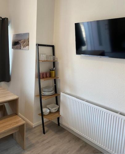 Family Apartments Lübeckにあるテレビまたはエンターテインメントセンター