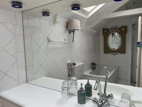 een witte badkamer met een wastafel en een bad bij Monumental house, apartment in Center Haarlem in Haarlem