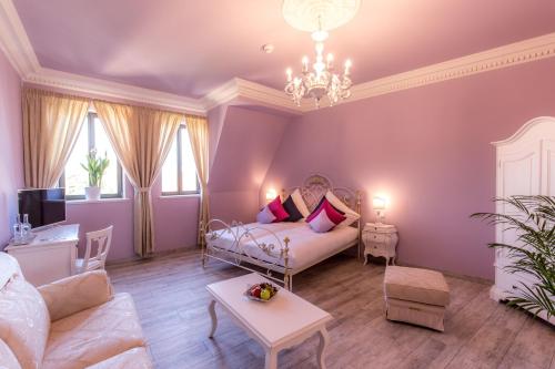 a purple living room with a bed and a couch at Grande Albergo Giancarlo in Weimar