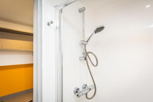 La salle de bains est pourvue d'une douche et d'une porte en verre. dans l'établissement Ensuite Room With Shared Kitchen, Close to Centre, à Lincoln