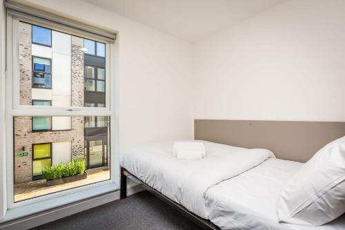 - une chambre avec un lit blanc et une fenêtre dans l'établissement Ensuite Room With Shared Kitchen, Close to Centre, à Lincoln