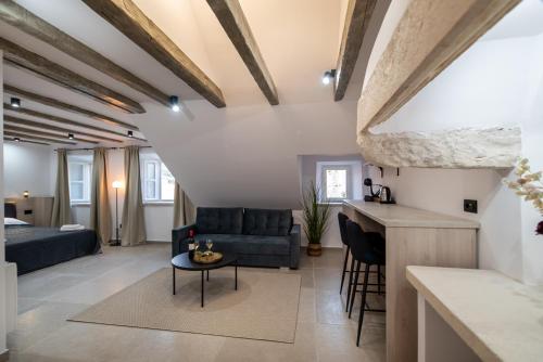 Sounds of Dubrovnik في دوبروفنيك: غرفة معيشة مع أريكة وطاولة