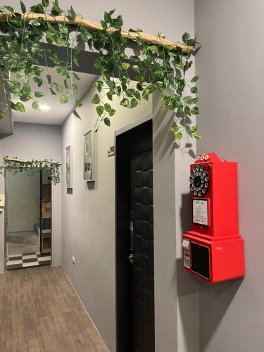 ein Zimmer mit einer schwarzen Tür und einer roten Maschine an der Wand in der Unterkunft 鄉間小路 Home 備有專屬停車場 in Zhushan