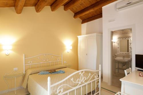 a bedroom with a white bed and a sink at B&B Monsignore in Vieste
