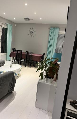 a living room with a table and a dining room at Hienoa talo porealtaalla lähellä Helsinkiä ja lentokenttää in Tuusula
