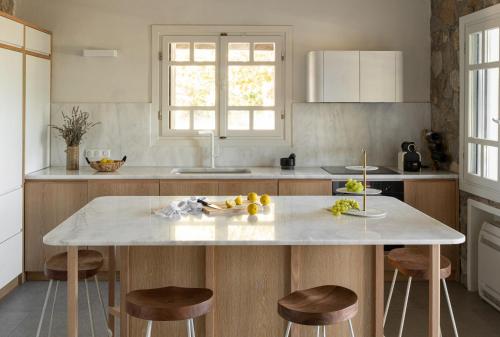 Η κουζίνα ή μικρή κουζίνα στο Constantin Villa by Halkidiki Villas