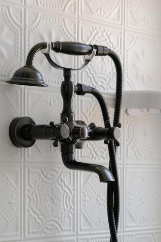 une lampe de bain noire avec un tuyau fixé à un mur dans l'établissement U líného jezevce, à Abertamy