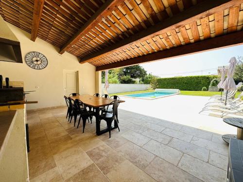 une cuisine et une salle à manger avec une table et des chaises dans l'établissement Villa Saint Jean En Provence, à Châteaurenard