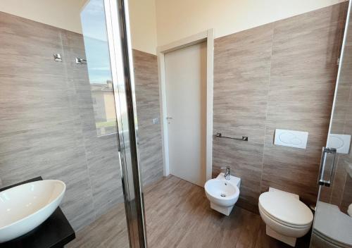 a bathroom with a toilet and a sink at Belso in Rosate