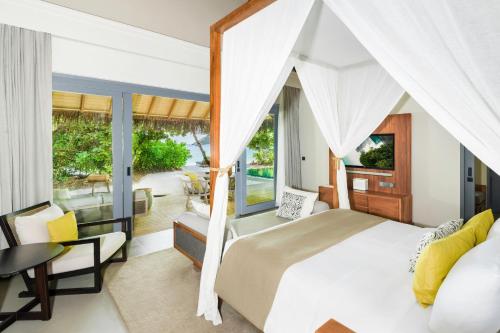 Katil atau katil-katil dalam bilik di Vakkaru Maldives - 30 percent off on seaplane transfers for stays until 19 Dec 2025