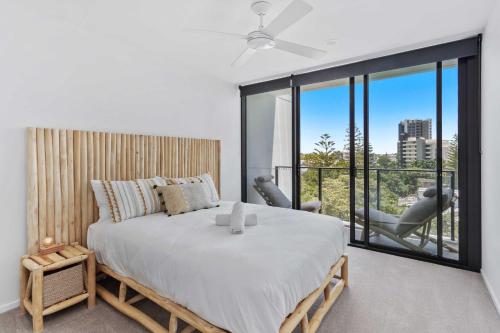 Postel nebo postele na pokoji v ubytování Ocean Views - Sandbar Burleigh Heads