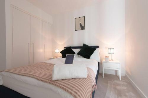 Un pat sau paturi într-o cameră la Utopian Modern Apartments