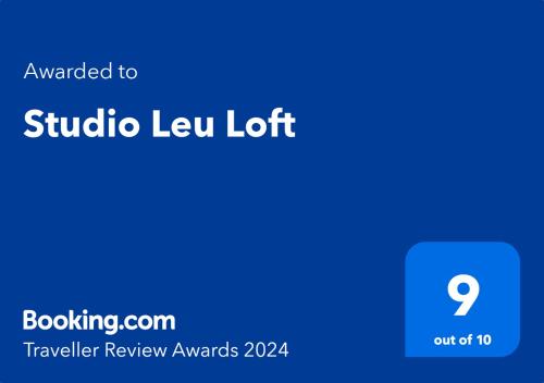 Ett certifikat, pris eller annat dokument som visas upp på Studio Leu Loft