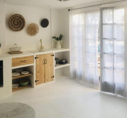 - une cuisine avec évier et une fenêtre dans la chambre dans l'établissement La Petite Siffrette, à Saint-Siffret