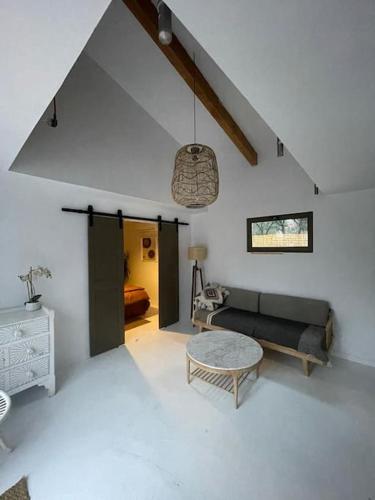 un salon avec un canapé et une table dans l'établissement La Petite Siffrette, à Saint-Siffret