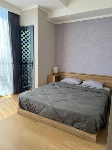 - une chambre avec un grand lit dans l'établissement 2BR JIExpo Menara Jakarta (new), à Jakarta