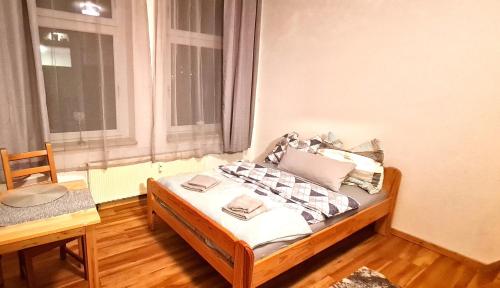 Tempat tidur dalam kamar di Apartments mit Kochnische oder Wohnküche und Bad