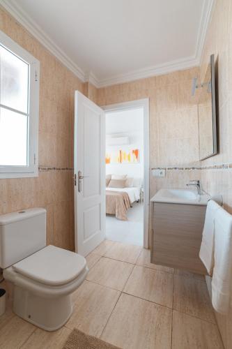a bathroom with a toilet and a sink and a bed at Villa Fariones in Tías