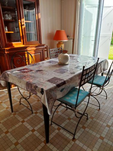 une table avec un chiffon de table en haut dans l'établissement MAISON DE VACANCES, à Saint-Augustin