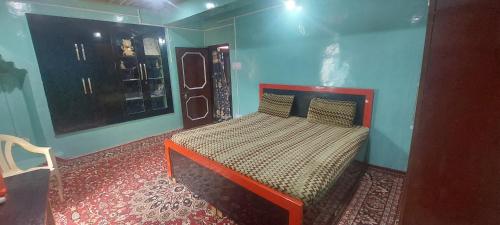 una camera con un letto di KRISHNA HOMESTAY a Bhadarwāh