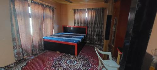 Camera piccola con letto e finestra di KRISHNA HOMESTAY a Bhadarwāh