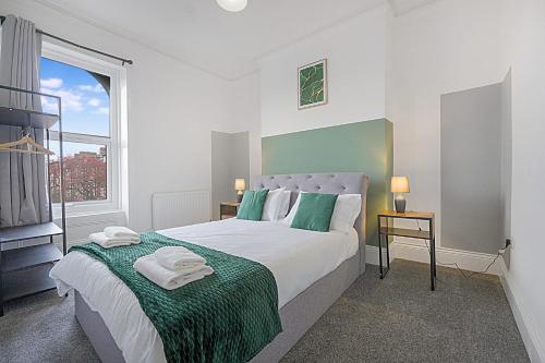 Ένα ή περισσότερα κρεβάτια σε δωμάτιο στο Cozy Home in Avenue Terrace, Sleeps 8
