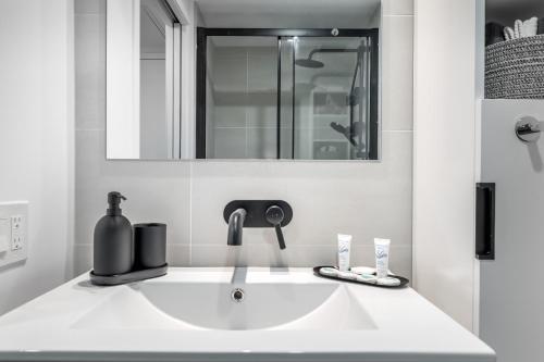 uma casa de banho com lavatório, secador de cabelo e espelho em Magnifique Studio au centre-ville à 5 min à pied de tout em Montreal