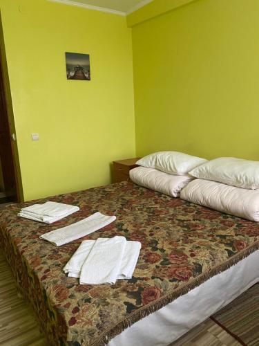 Postel nebo postele na pokoji v ubytování Готель Клен