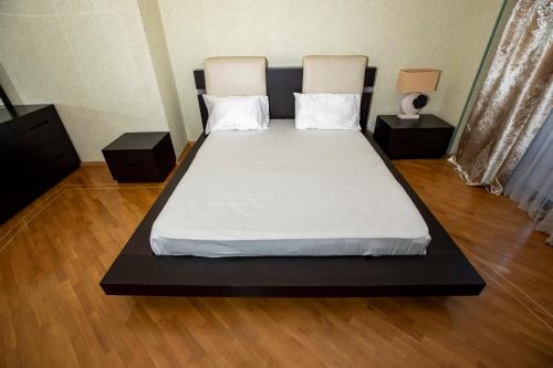 Кровать или кровати в номере WAQAS RESIDENCE INTERNATIONAL