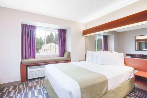 Un pat sau paturi într-o cameră la Microtel Inn & Suites by Wyndham Olean
