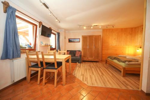 una camera con tavolo da pranzo e letto di Apartma Felix a Kranjska Gora
