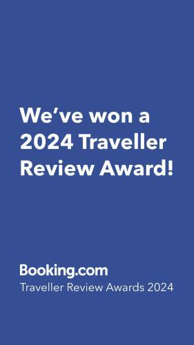a blue sign that says weve won a traveler review award at Centro histórico Barrio Húmedo Acogedor Rústico in León