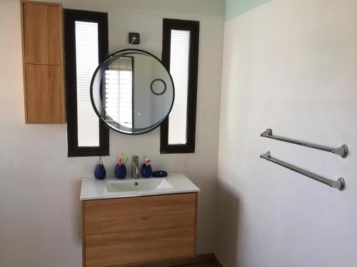 安齊拉貝的住宿－Sanda GuestHouse，一间带水槽和镜子的浴室