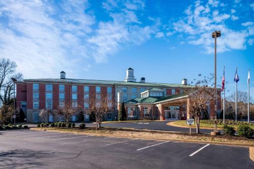 a building with a parking lot in front of it at Hilton Garden Inn Williamsburg in Williamsburg