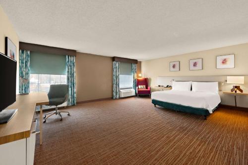 Pokój hotelowy z łóżkiem i biurkiem w obiekcie Hilton Garden Inn Williamsburg w mieście Williamsburg
