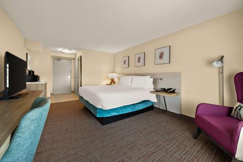 a hotel room with a bed and a couch at Hilton Garden Inn Williamsburg in Williamsburg
