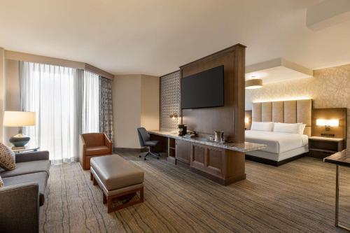 Pokój hotelowy z łóżkiem i biurkiem w obiekcie Hilton DFW Lakes Executive Conference Center w mieście Grapevine