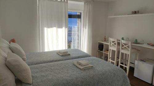 - une chambre avec un lit et 2 serviettes dans l'établissement Bell orizzonte, à Locarno