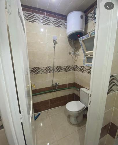曼蘇拉的住宿－مجمع تنوير السكني，一间带卫生间和淋浴的小浴室