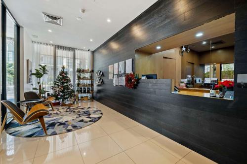 una sala de estar con un árbol de Navidad en el suelo en The Kingsford Brisbane Airport, Ascend Hotel Collection en Brisbane