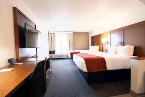 Habitación de hotel con 2 camas y escritorio en Comfort Suites, en Springfield