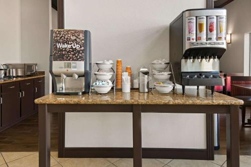 Comfort Suitesにあるコーヒーまたはお茶