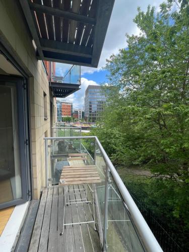 Balkón nebo terasa v ubytování Remarkable 2-Bed Apartment in Leeds