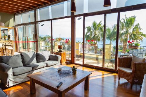 uma sala de estar com um sofá e uma mesa em Best Western Hotel Santa Caterina em Acireale