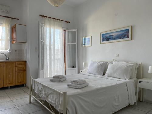 Postel nebo postele na pokoji v ubytování Evdokia's Rooms (Chora)
