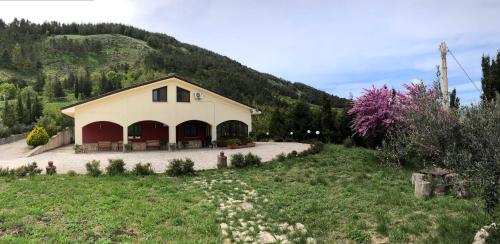 a small building with a mountain in the background at Agriturismo Serra Moneta in Santo Stefano Quisquina