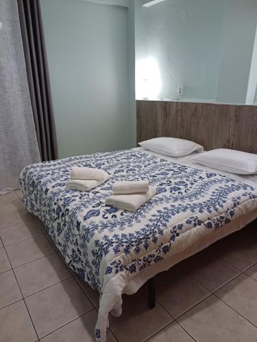 1 cama con 2 almohadas en una habitación en VATA apartaments, en Tesalónica