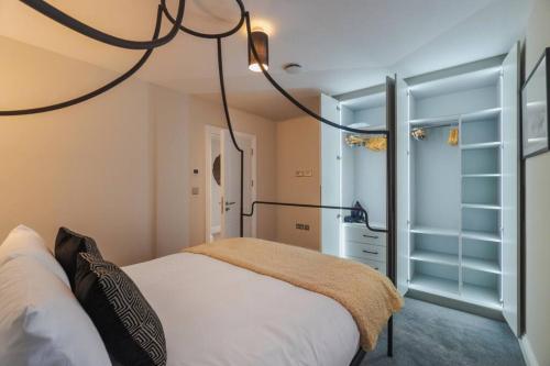 - une chambre avec un lit blanc et une lampe dans l'établissement Stylish Windsor Getaway w/ Balcony - Free Parking, à Windsor